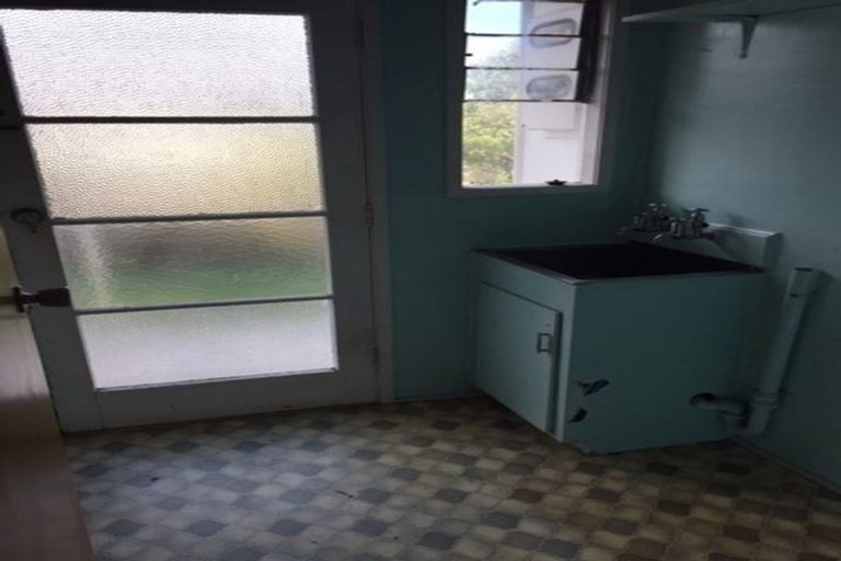 Photo of property in 4 Longbill Place, Glendene, Auckland, 0602