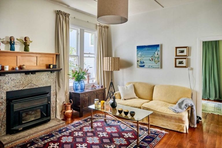 Photo of property in 17 Mahoe Street, Eastbourne, Lower Hutt, 5013