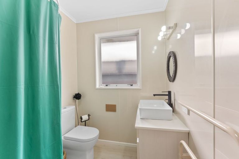 Photo of property in 25b Pehi Kupa Street, Waikanae, 5036