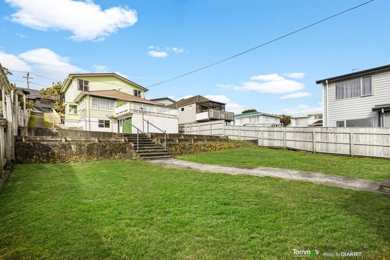 Photo of property in 15 Warrington Grove, Newlands, Wellington, 6037