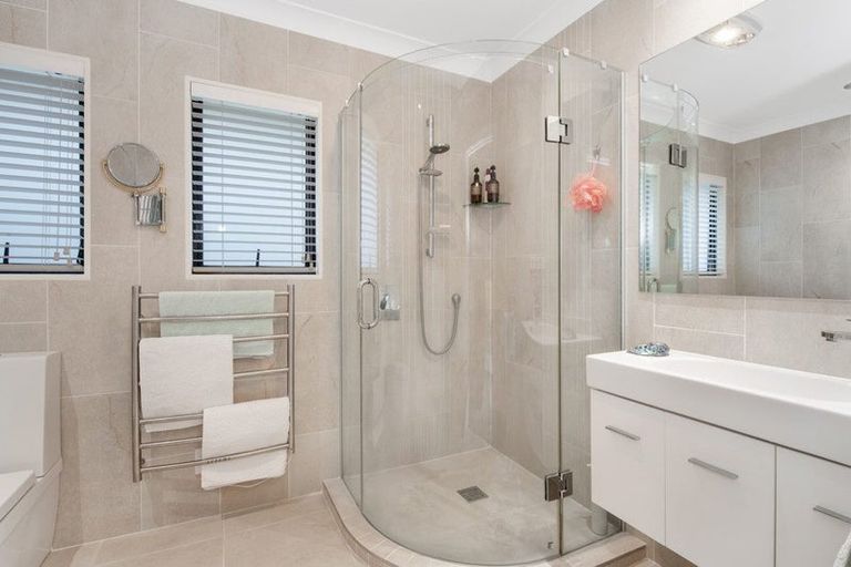 Photo of property in 12 Hobbs Road, Matakatia, Whangaparaoa, 0930