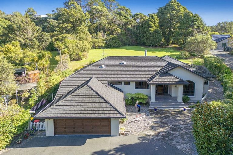 Photo of property in 12 Hobbs Road, Matakatia, Whangaparaoa, 0930