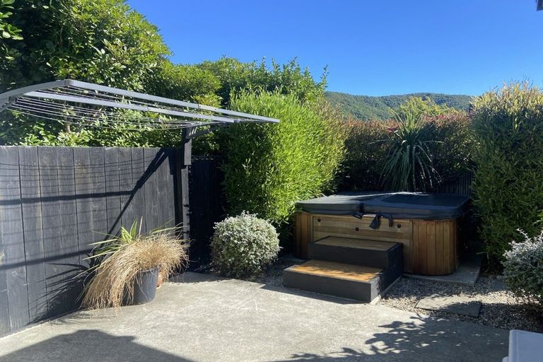 Photo of property in 8 Waimarama Street, Waikawa, Picton, 7220