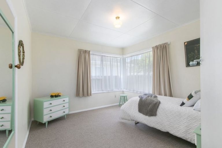 Photo of property in 160 Wainuiomata Road, Wainuiomata, Lower Hutt, 5014