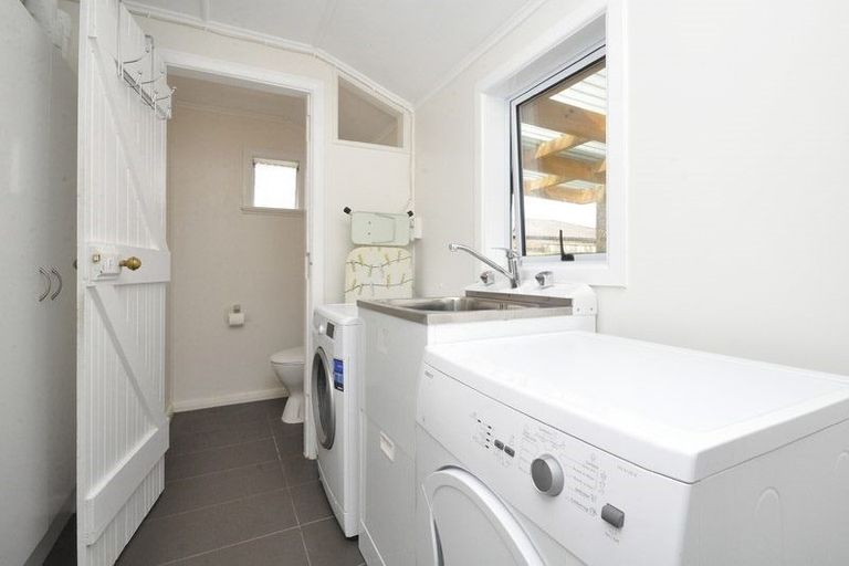 Photo of property in 10 Netherlands Avenue, Kelston, Auckland, 0602