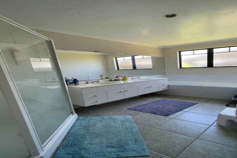 Photo of property in 13 De Havilland Drive, Goodwood Heights, Auckland, 2105