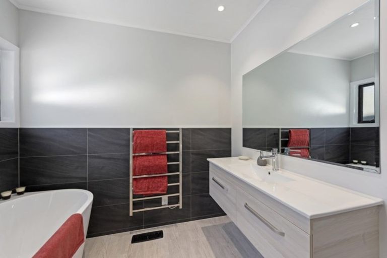 Photo of property in 35 Oakleigh Street, Maungaraki, Lower Hutt, 5010