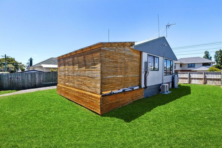 Photo of property in 26 Ward Crescent, Te Atatu Peninsula, Auckland, 0610