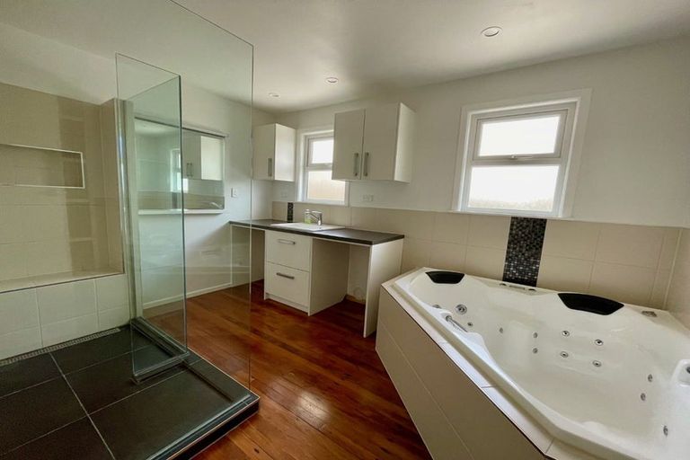 Photo of property in 28 Brooker Grove, Newlands, Wellington, 6037