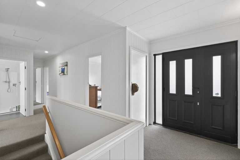 Photo of property in 46 Seaview Road, Marfell, New Plymouth, 4310