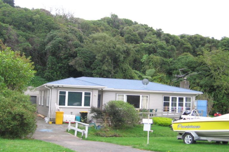 Photo of property in 58 The Drive, Tawa, Wellington, 5028