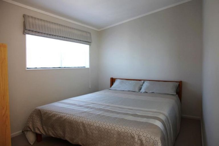 Photo of property in 17 Pitlochry Place, Highland Park, Auckland, 2010