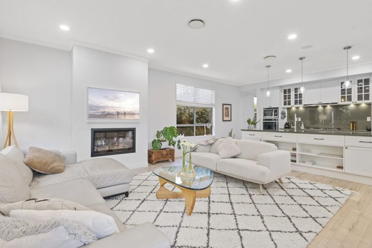 Photo of property in 16 Syd Grant Crescent, Orewa, 0931