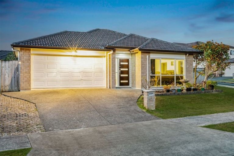 Photo of property in 2 Stamford Crescent, Flat Bush, Auckland, 2019