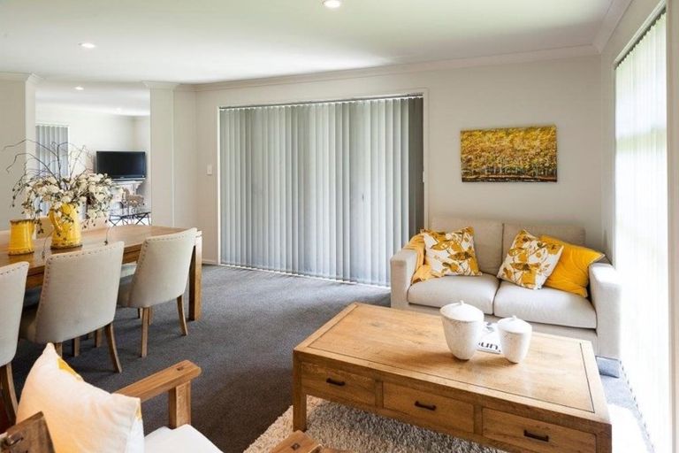 Photo of property in 6 Dumas Place, Rosehill, Papakura, 2113