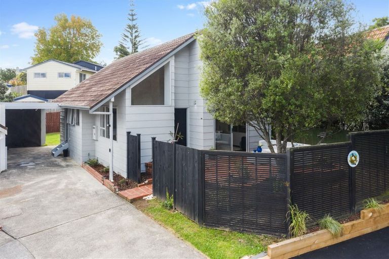Photo of property in 2/21 Simon Ellice Drive, Bayview, Auckland, 0629