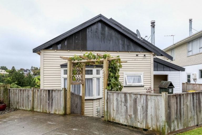 Photo of property in 21 Harriet Place, Whalers Gate, New Plymouth, 4310