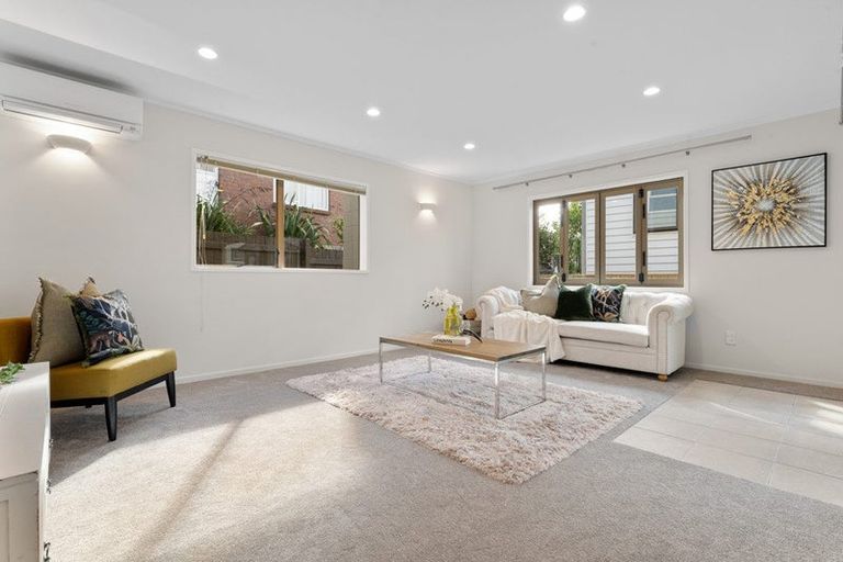 Photo of property in 152 Luckens Road, West Harbour, Auckland, 0618