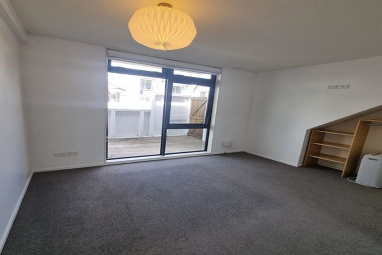 Photo of property in Pirie Street Townhouses, 2/35 Pirie Street, Mount Victoria, Wellington, 6011