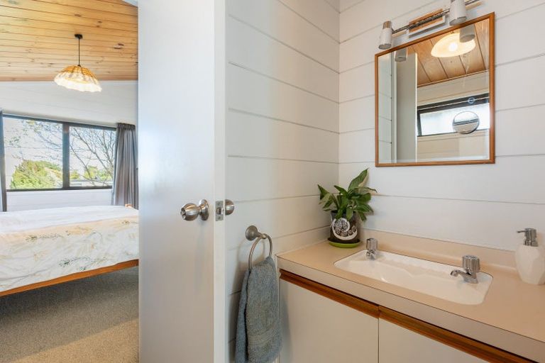 Photo of property in 124-126 Renown Road, Raumati South, Paraparaumu, 5032