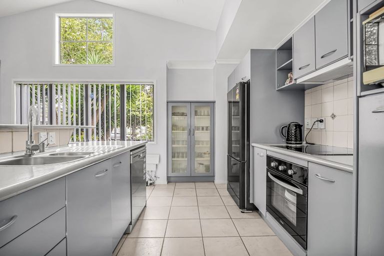 Photo of property in 92 Riverton Drive, Randwick Park, Auckland, 2105