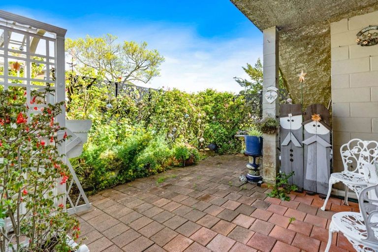 Photo of property in 2/2b Yeoman Place, Howick, Auckland, 2014