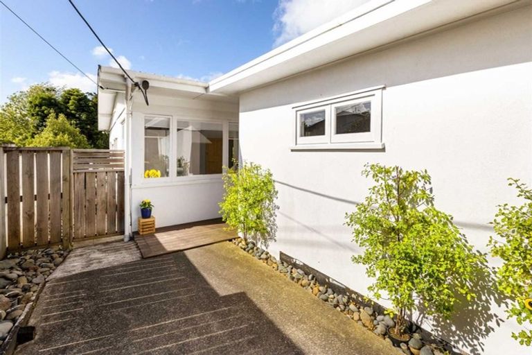 Photo of property in 12 Eastglen Road, Glen Eden, Auckland, 0602