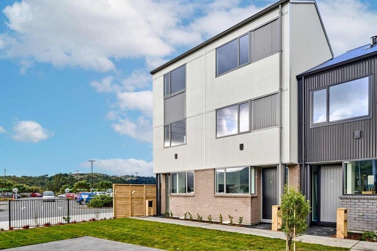 Photo of property in 9 Ara Paiwhenua, Tawa, Wellington, 5028