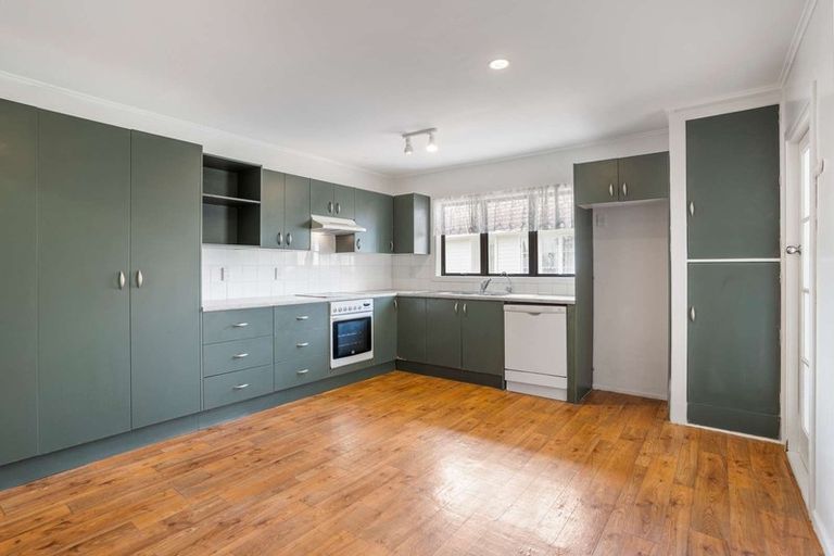 Photo of property in 6 Durham Street, Te Atatu Peninsula, Auckland, 0610