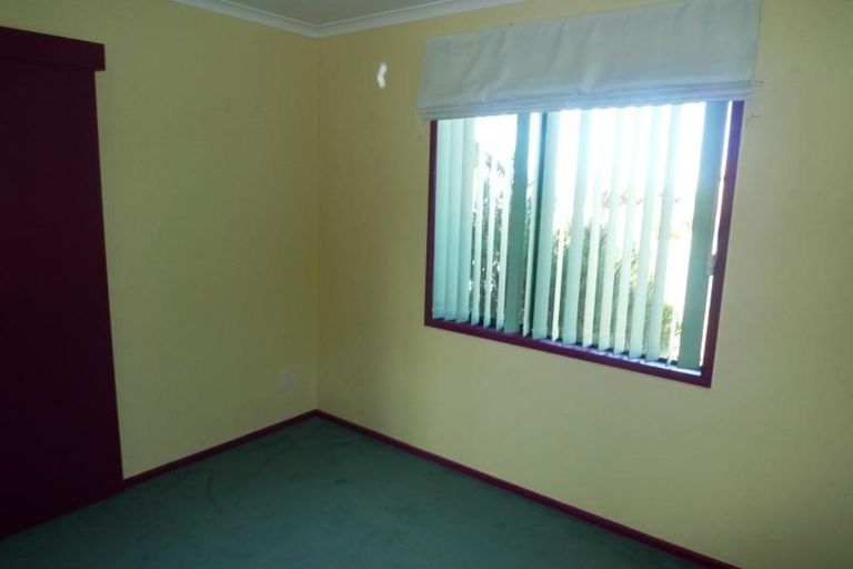 Photo of property in 11 Bennett Grove, Newlands, Wellington, 6037