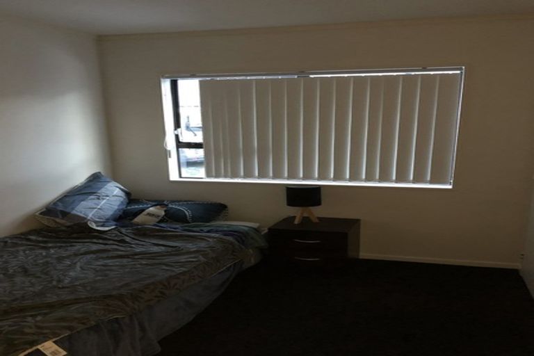 Photo of property in 3/92 Awaroa Road, Sunnyvale, Auckland, 0612