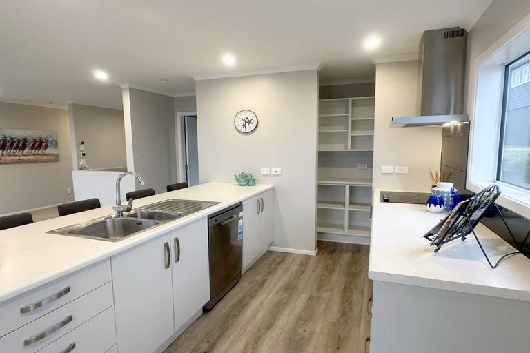 Photo of property in 3 Cessna Way, Newlands, Wellington, 6037