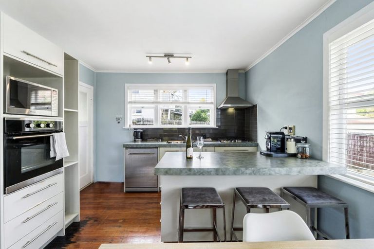 Photo of property in 1/62 Roberts Road, Glenfield, Auckland, 0629