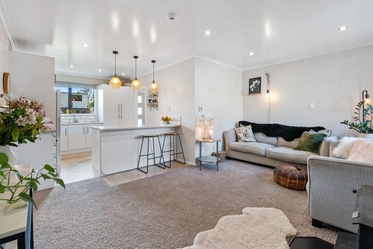 Photo of property in 8b Wyndham Road, Hannahs Bay, Rotorua, 3010