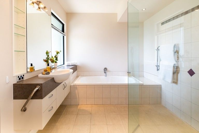 Photo of property in 7 Hikanui Place, Havelock North, 4130