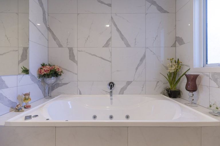 Photo of property in 28 Magnolia Rise, Waipahihi, Taupo, 3330