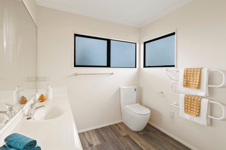 Photo of property in 16 Crannich Place, Wattle Downs, Auckland, 2103