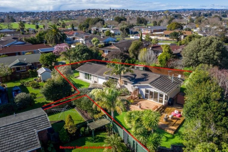 Photo of property in 17 Tupaki Place, Pakuranga Heights, Auckland, 2010