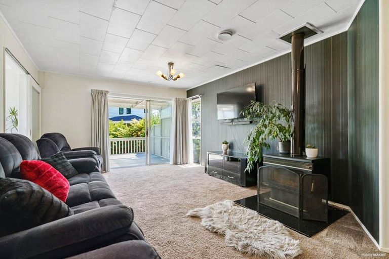 Photo of property in 15 Waari Avenue, Sunnyvale, Auckland, 0612