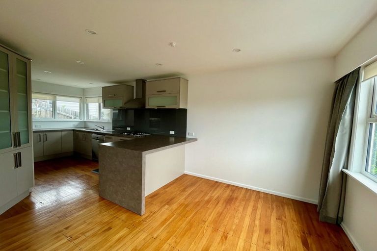 Photo of property in 28 Brooker Grove, Newlands, Wellington, 6037