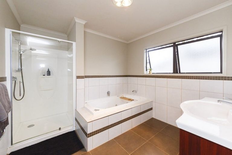 Photo of property in 28 Johnstone Drive, Fitzherbert, Palmerston North, 4410