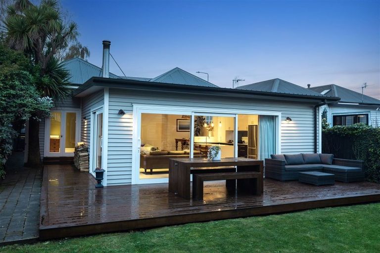 Photo of property in 215 Springfield Road, St Albans, Christchurch, 8014