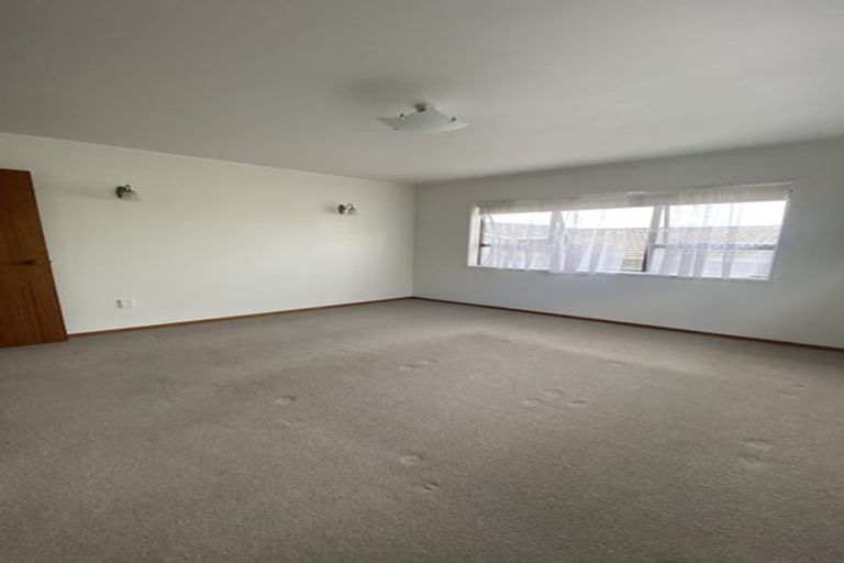 Photo of property in 4200 Great North Road, Glendene, Auckland, 0602