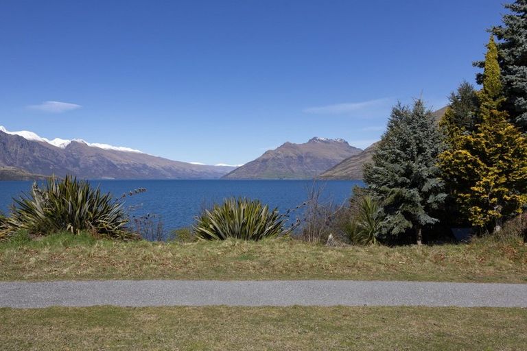 Photo of property in 72 Cedar Drive, Kelvin Heights, Queenstown, 9300