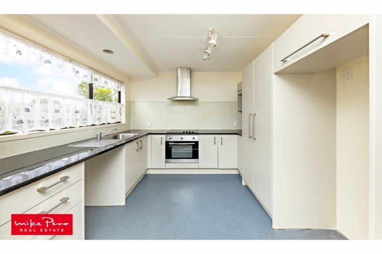 Photo of property in 20 Dungarvon Place, Clendon Park, Auckland, 2103