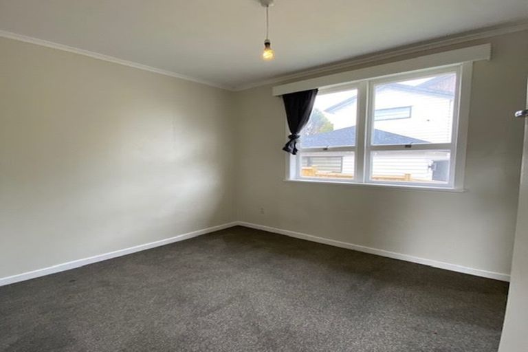 Photo of property in 27 Royal View Road, Te Atatu South, Auckland, 0610