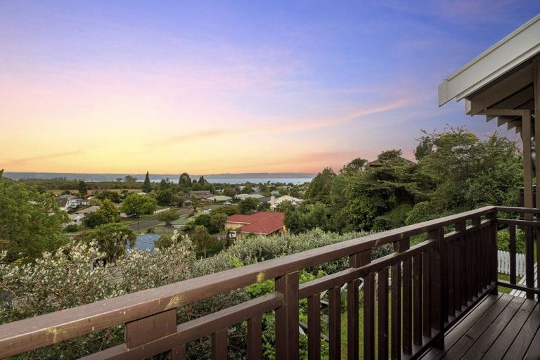 Photo of property in 11 Rika Place, Kawaha Point, Rotorua, 3010