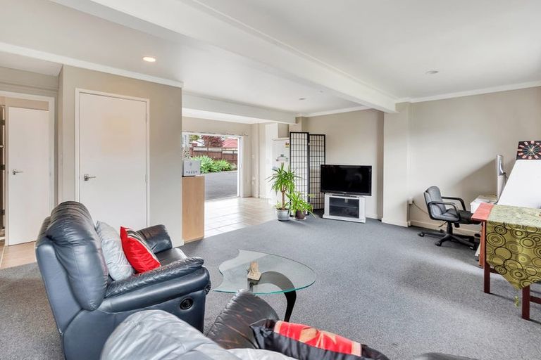 Photo of property in 141 Flanshaw Road, Te Atatu South, Auckland, 0610