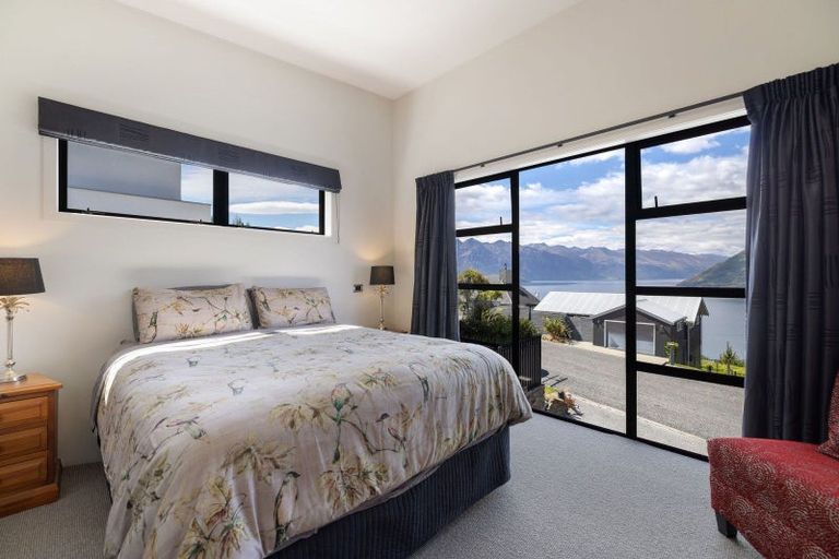 Photo of property in 70 Wynyard Crescent, Fernhill, Queenstown, 9300