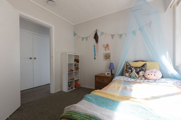 Photo of property in 5 Poharama Place, Marfell, New Plymouth, 4310